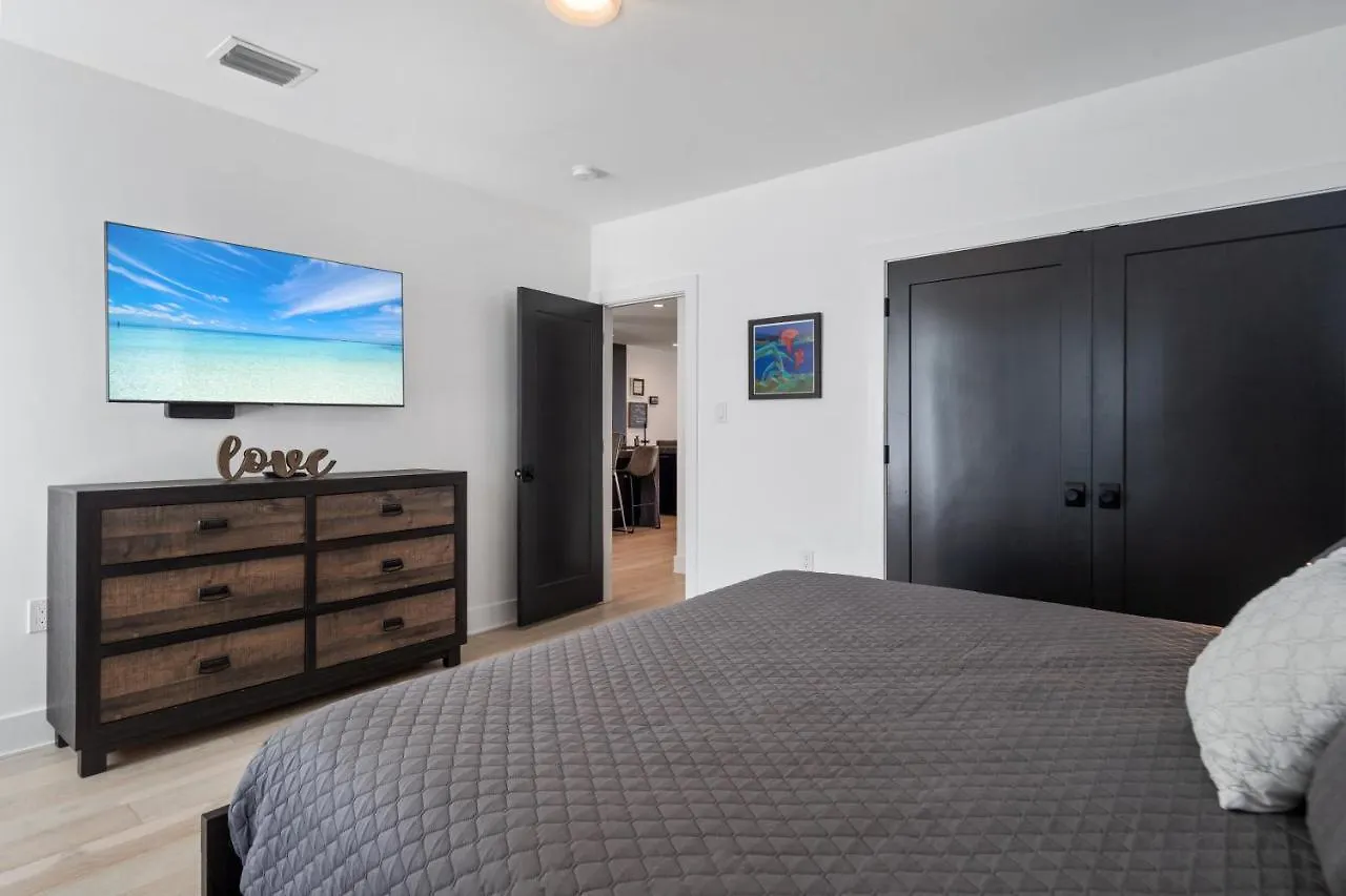 Midtown Main House Guest House, Sleeps 12 Villa *