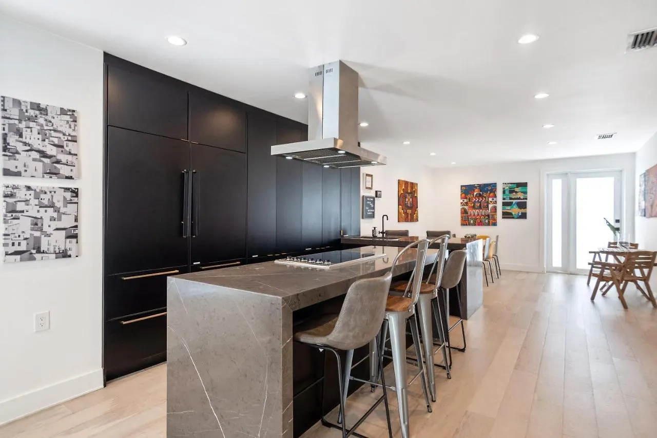 Villa Midtown Main House Guest House, Sleeps 12 Miami