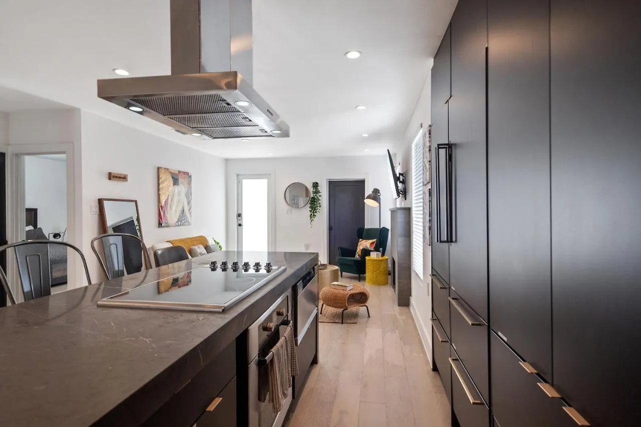 Villa Midtown Main House Guest House, Sleeps 12 *