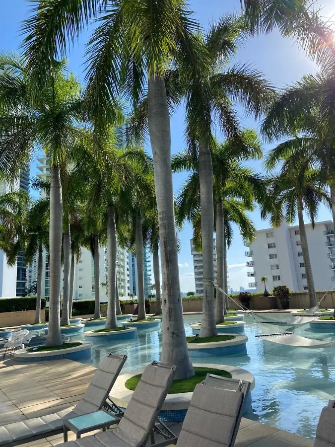 Apartahotel Four Seasons - Luxury Private Residences Miami