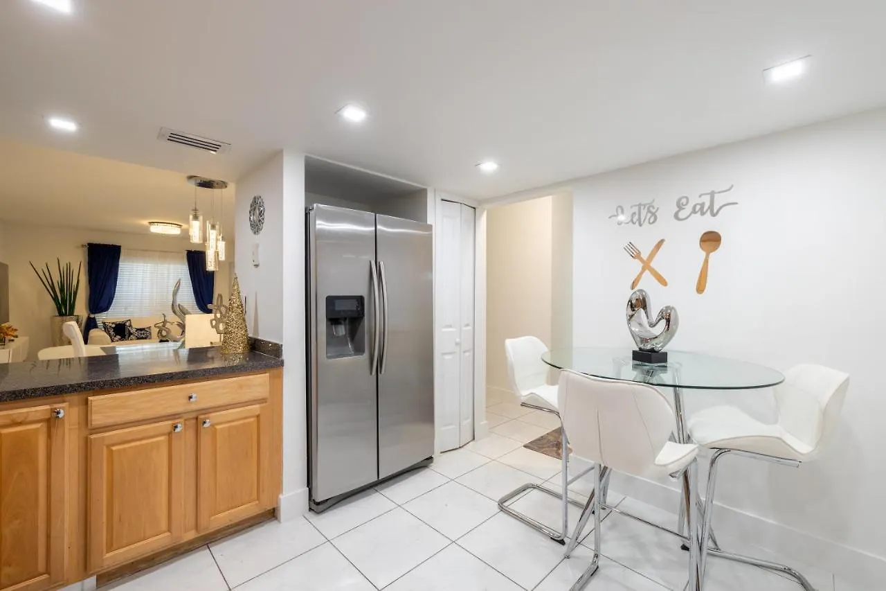 Luxurious And Cozy Townhouse 3 Bedrooms 2.5 Bath Miami