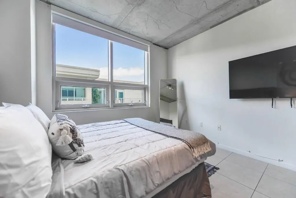 Lovely At Midtown With Pool Apartment *