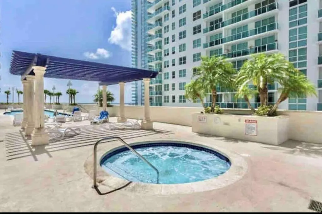 Amazing Location W Parking In Apartment *