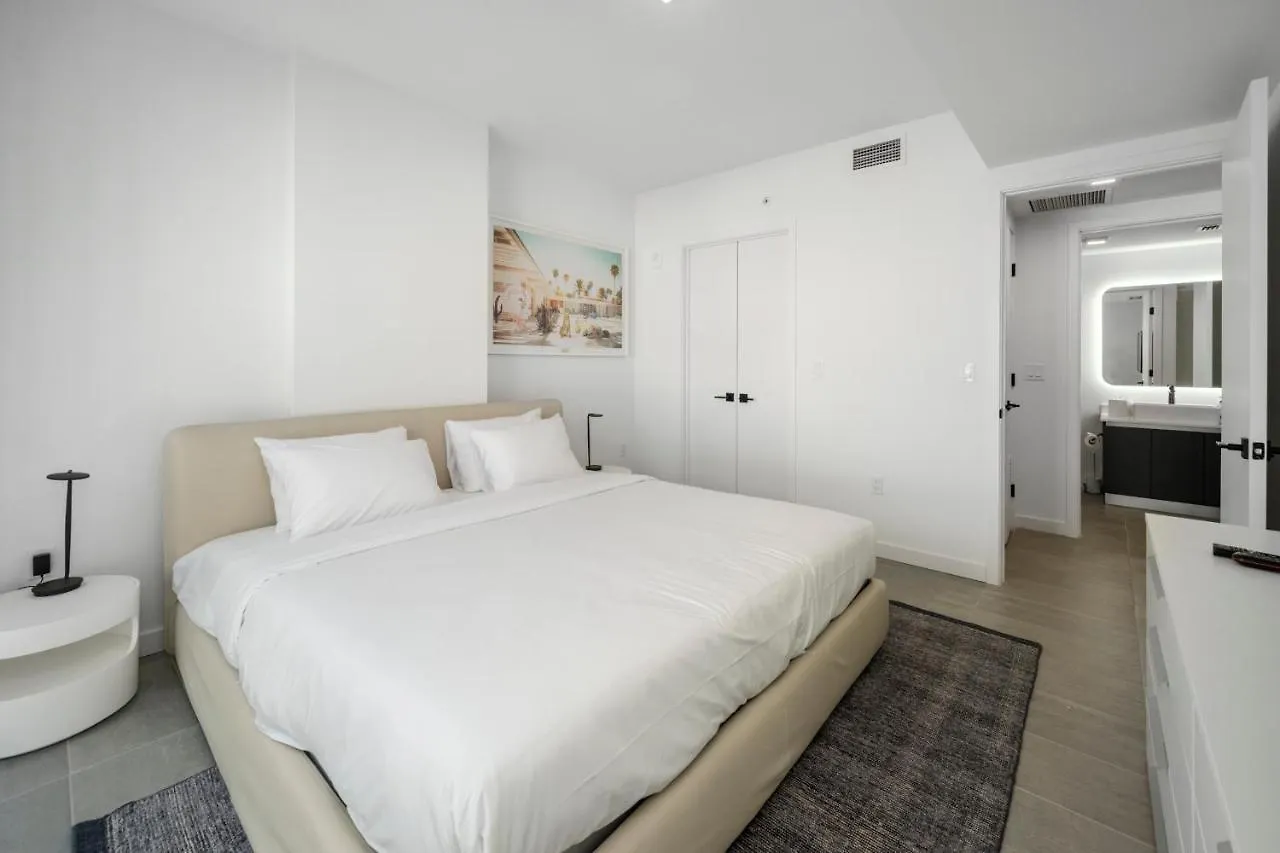 Apartment Fabulous With Pool, Gym, Lounge - Prime Location,