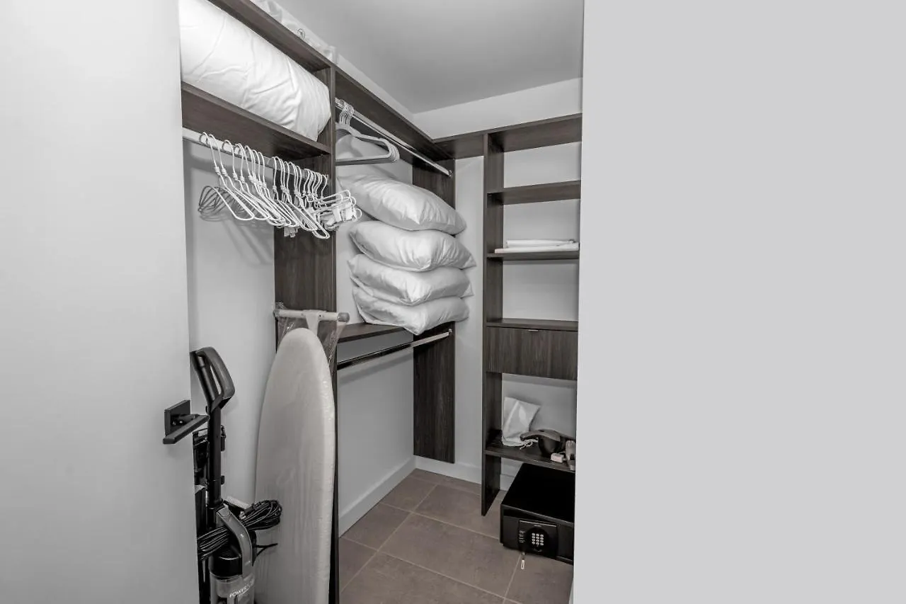Apartment Fabulous With Pool, Gym, Lounge - Prime Location,