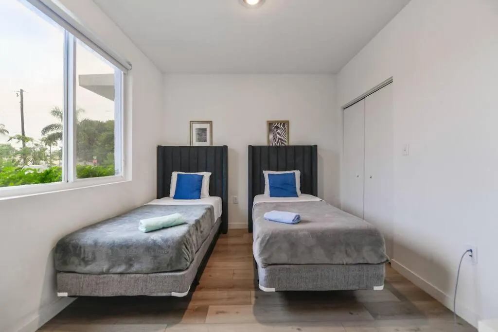 Fantastic Townhouse 15minutes From The Holiday home *