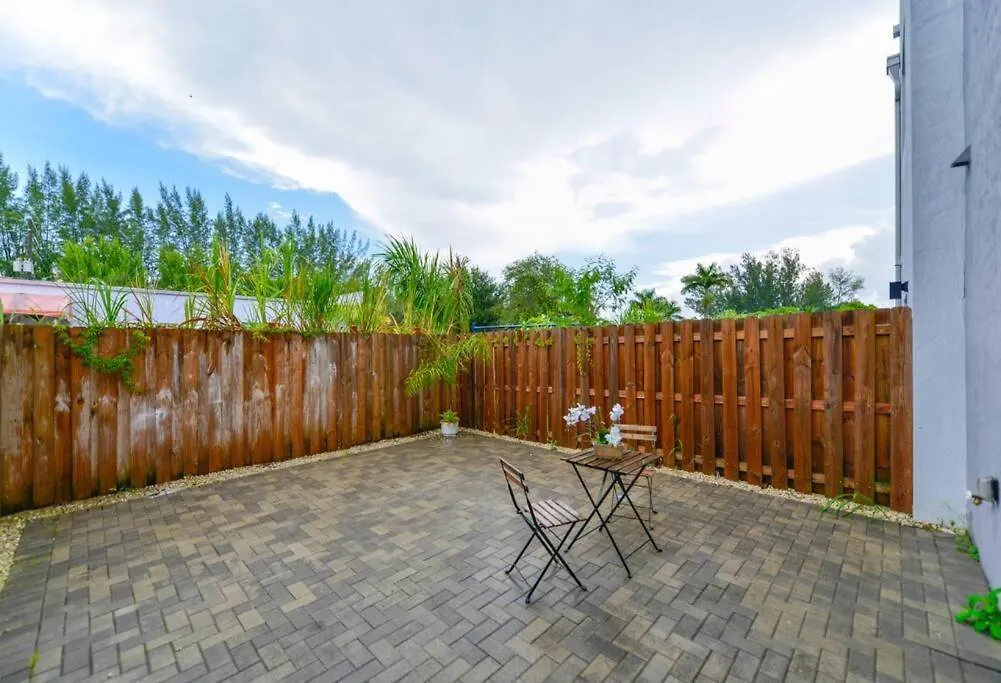 Fantastic Townhouse 15minutes From The Miami