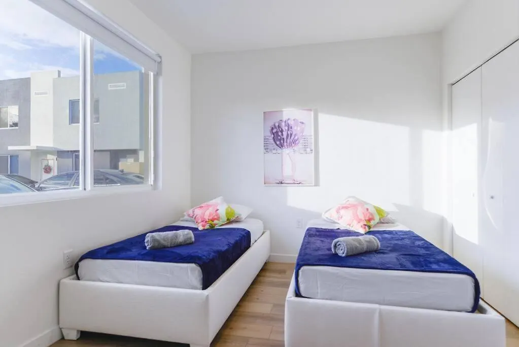 Amazing Town House 15 Min From The Beach Wfree Parking Prázdninový dům *