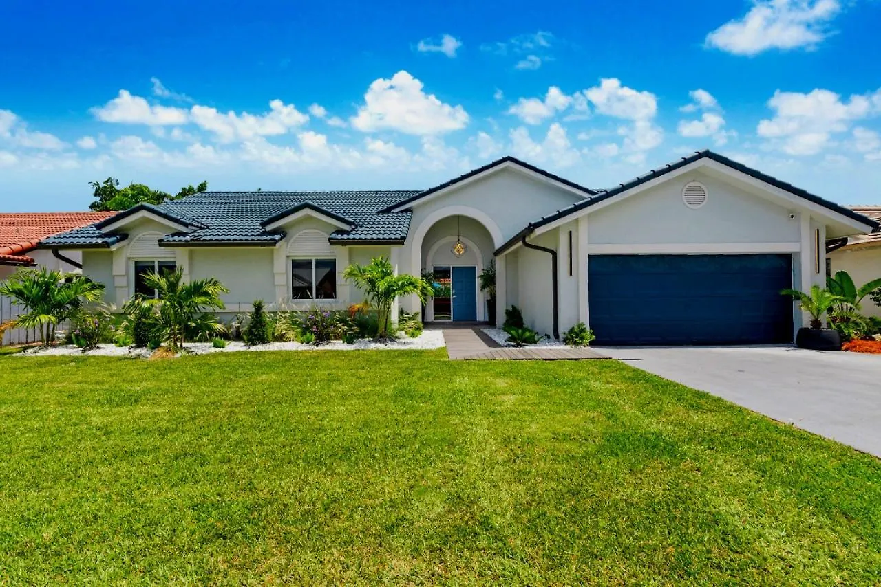 度假居 Breezy Oasis With Pooltable, Heated Pool, Golf & Gazeebo L29 *