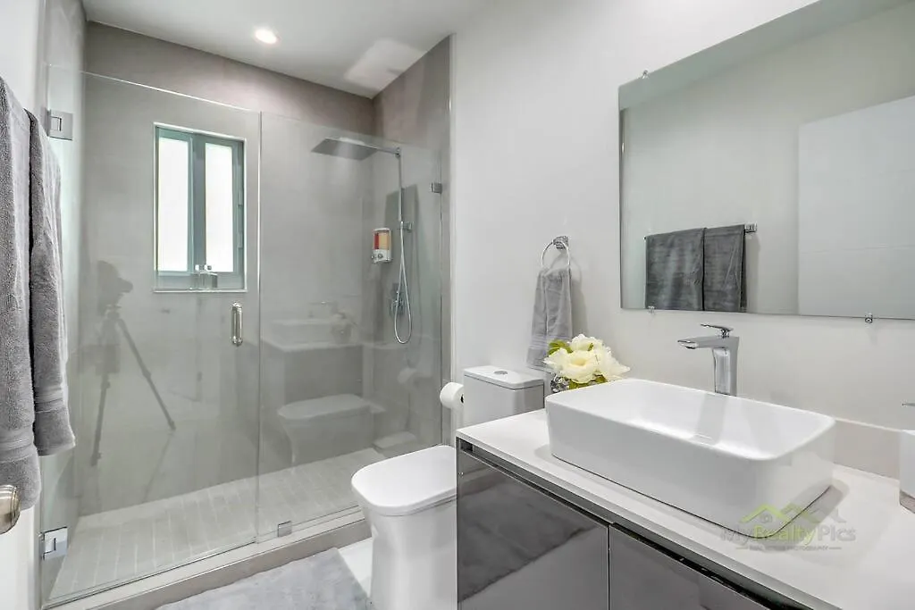 Cozy Paradise, With Heated Pool, Near Airport In L16 Holiday home *
