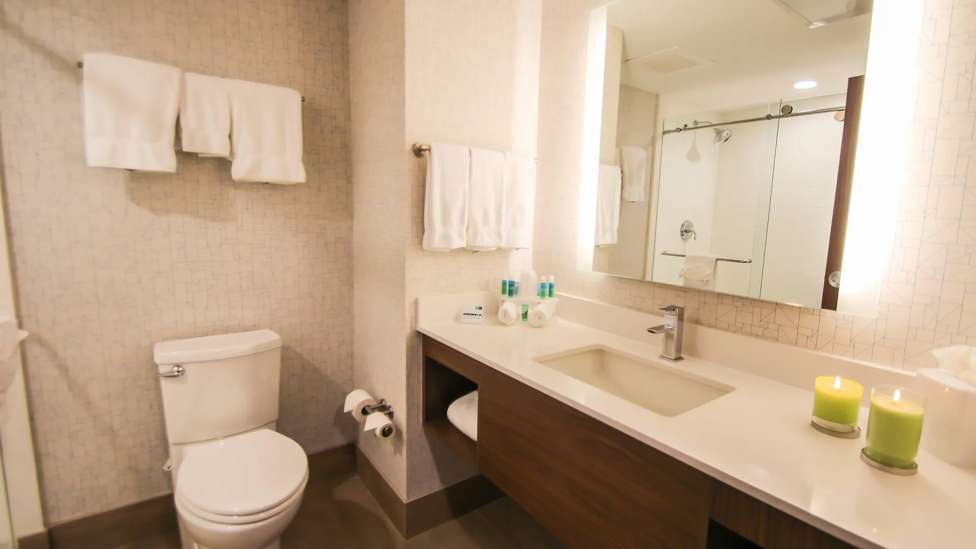 Express & Airport East By Ihg Hotel Miami