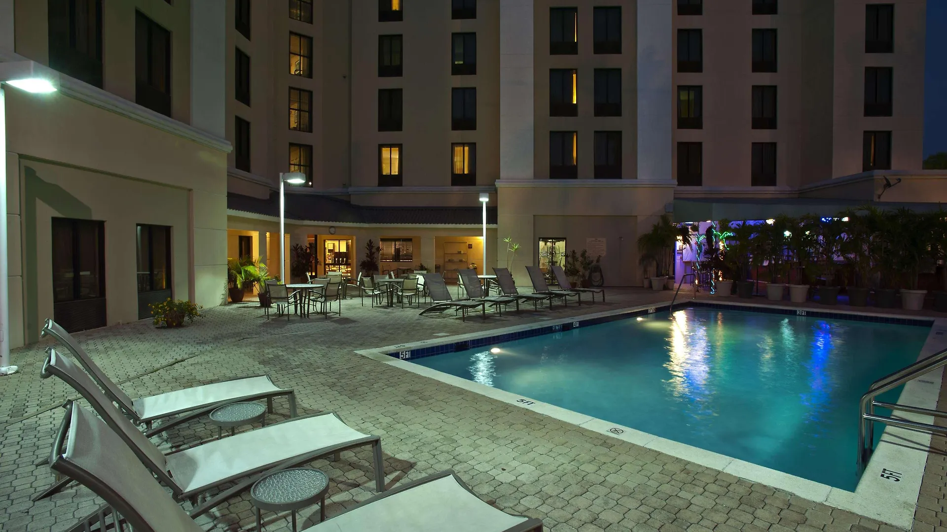 Hampton & Miami-doral Dolphin Mall Hotel