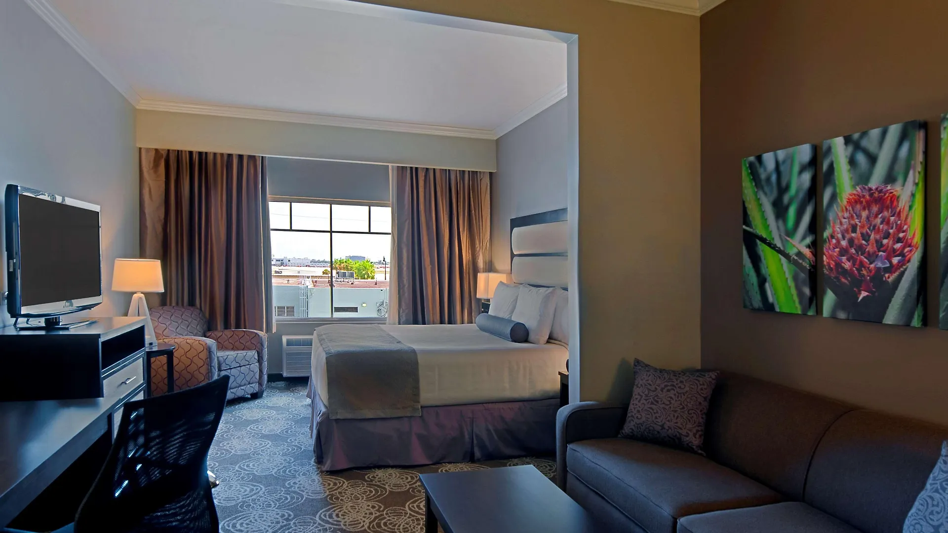 Western Miami Airport North & 3*