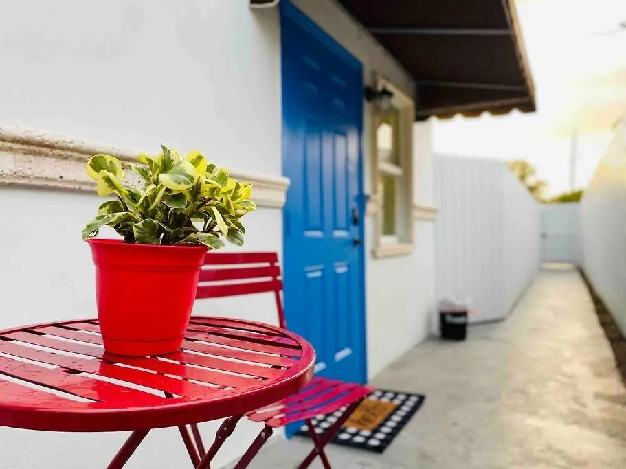 Sleeps 3, Cozy, Boho Style, In The Heart Of -free Parking Apartment *