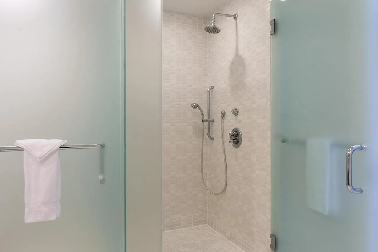 Modern Private Studio - King Bed, Jacuzzi, Balcony And Pool