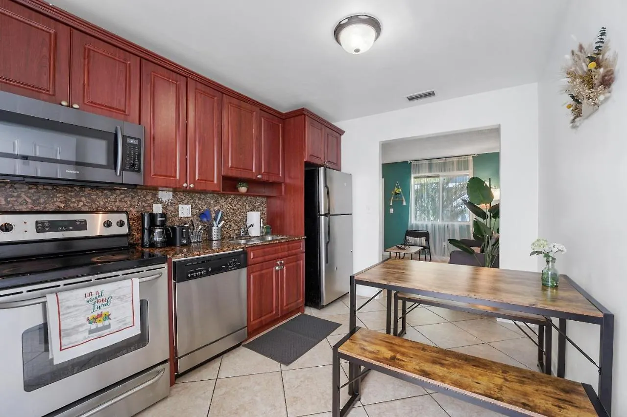 Specious 2 Bedroom Unit In Near Brickell Apartment *