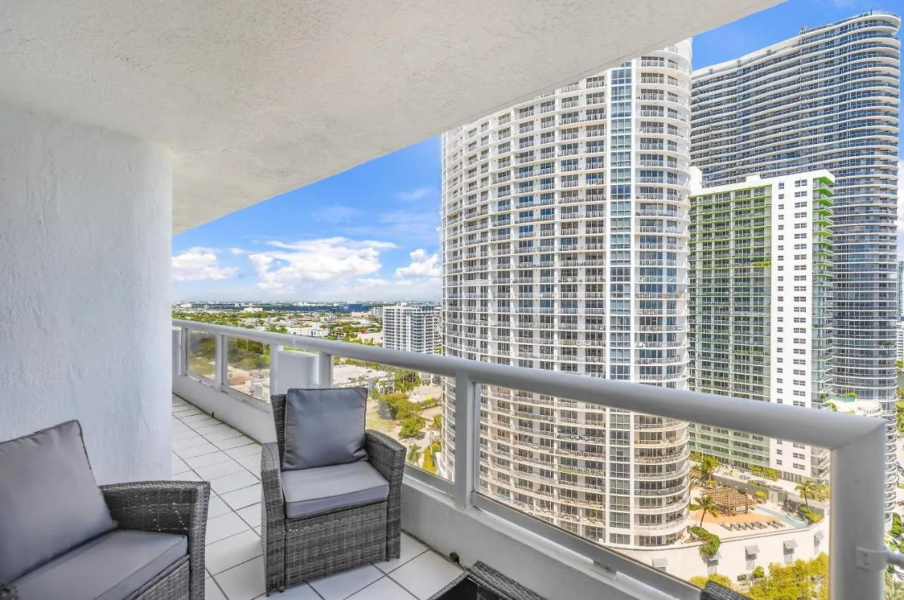 Unforgettable Water Views Oasis Apartment Doral