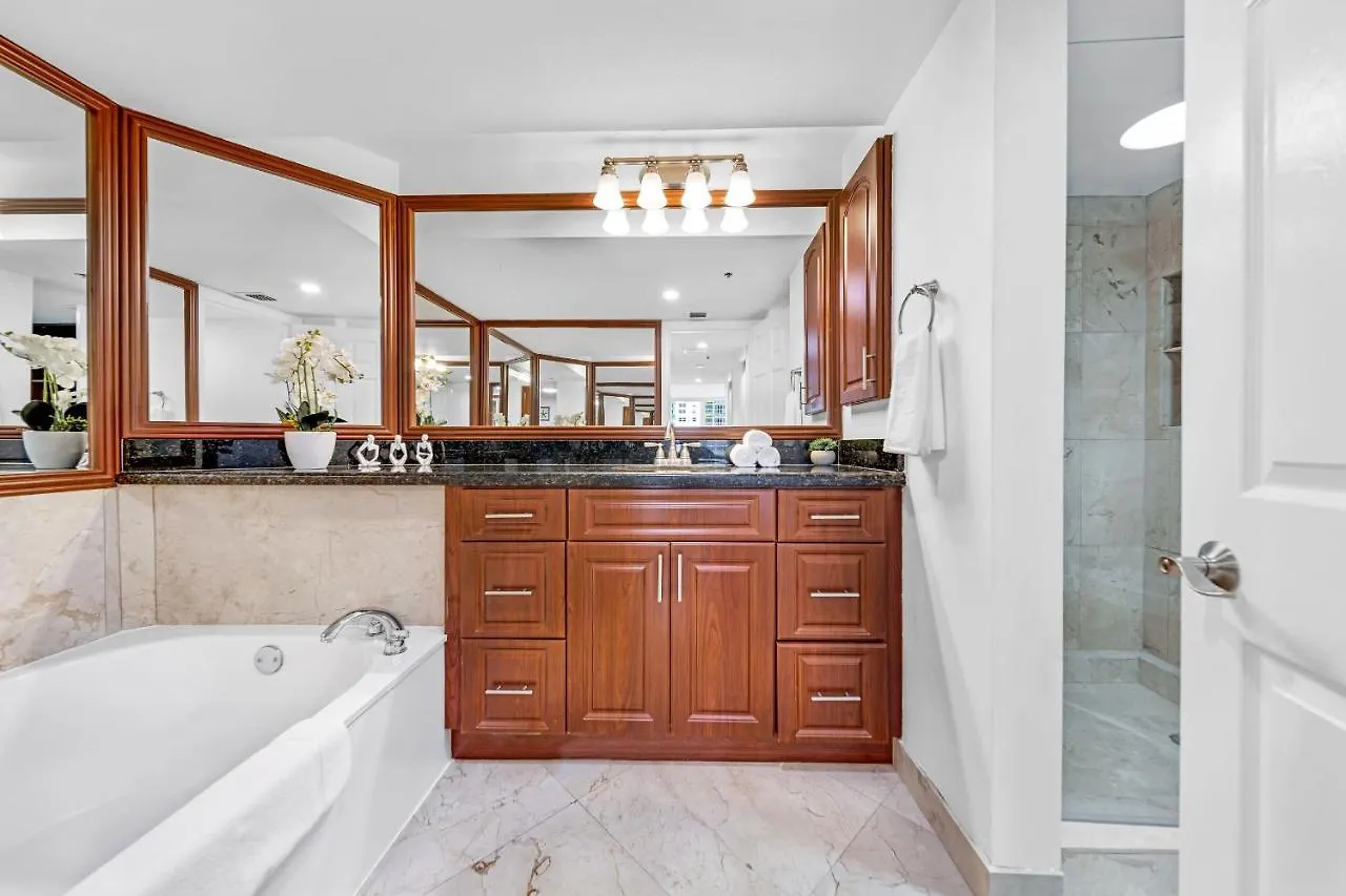 Unforgettable Water Views Oasis Apartment Doral