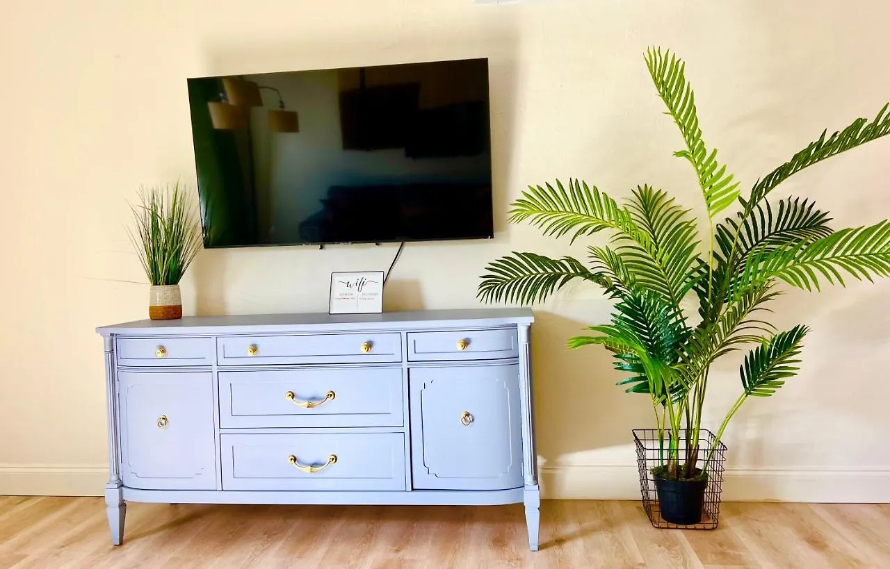 Enchanting Cozy 10 Min Away From Airport, Calle 8, Brickell, Coral Gables, The And More!