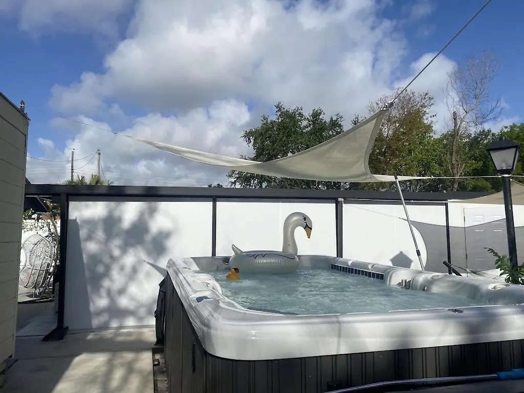 Tiny Place W Private Hot Jacuzzi 7 Min To International Airport Miami