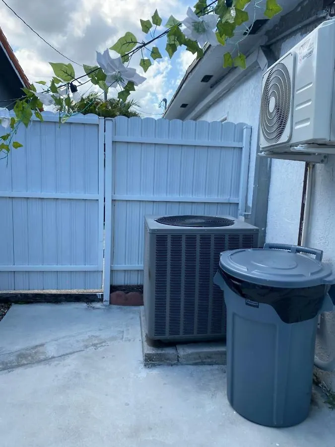 Tiny Place W Private Hot Jacuzzi 7 Min To International Airport Bed & Breakfast