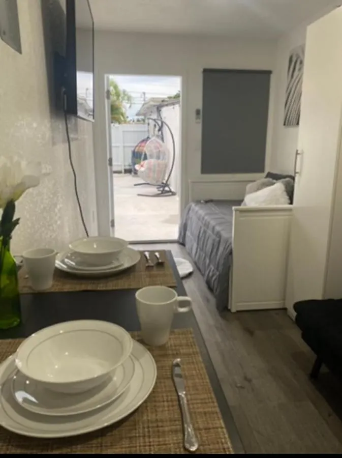 Tiny Place W Private Hot Jacuzzi 7 Min To International Airport Bed & Breakfast *