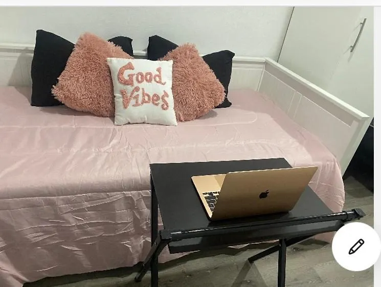 Tiny Place W Private Hot Jacuzzi 7 Min To International Airport Bed & Breakfast