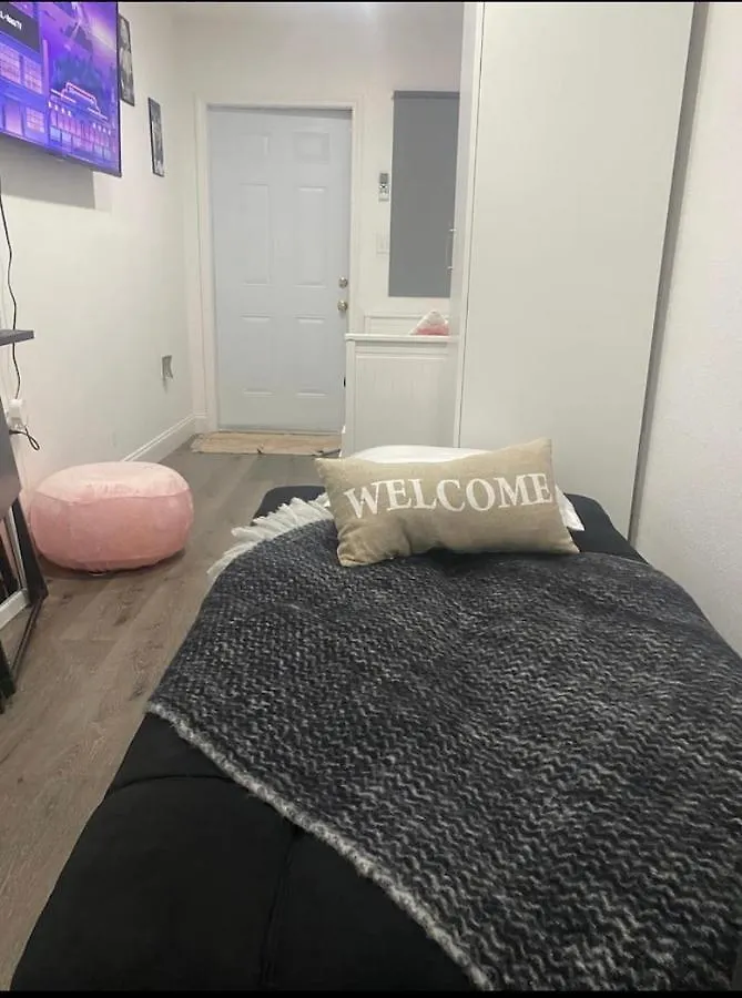 Bed & Breakfast Tiny Place W Private Hot Jacuzzi 7 Min To International Airport *