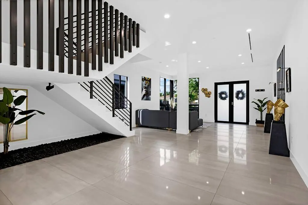 Modern W/ Amenities & Salt Water Pool Miami