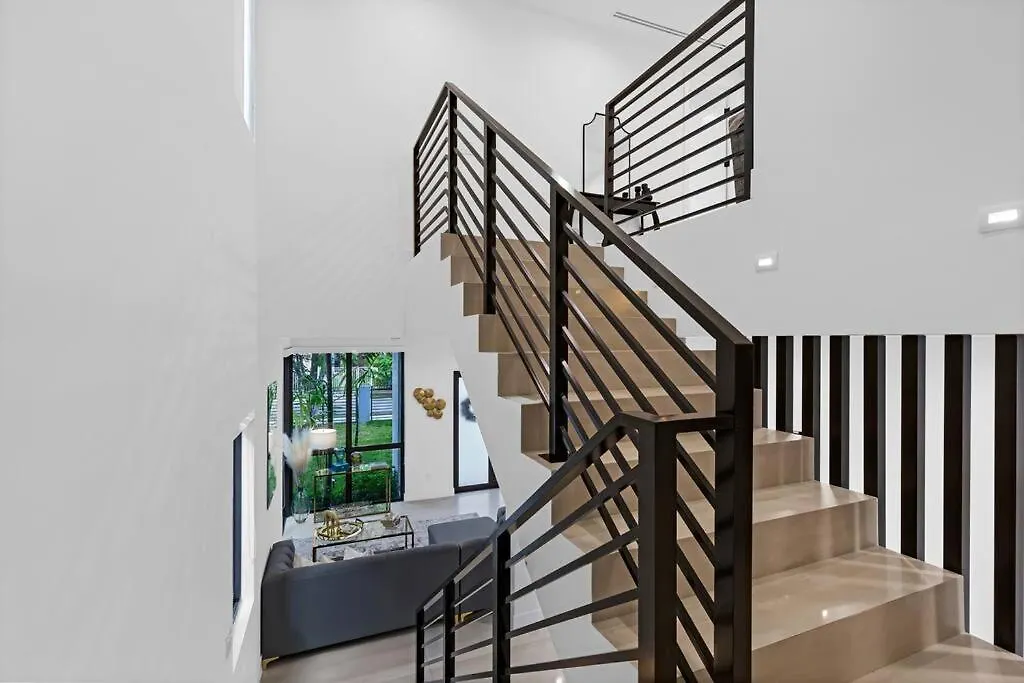 Modern W/ Amenities & Salt Water Pool Villa Miami