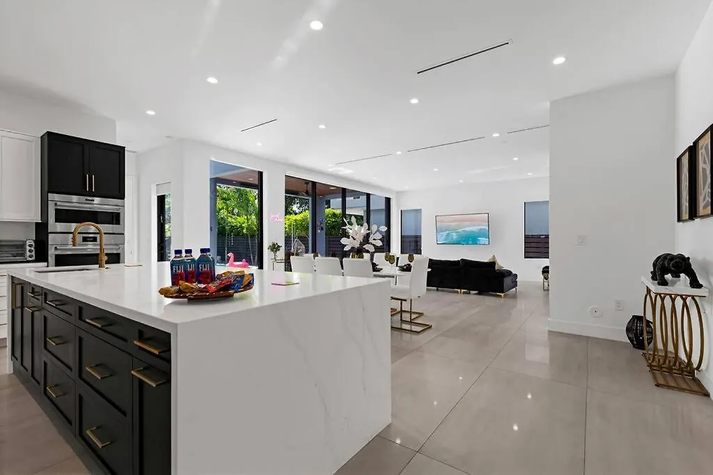 Modern W/ Amenities & Salt Water Pool Villa *