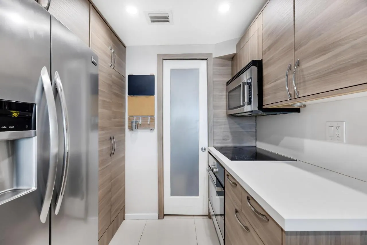 Edgewater Hideaway Minutes To Brickell Apartment Doral