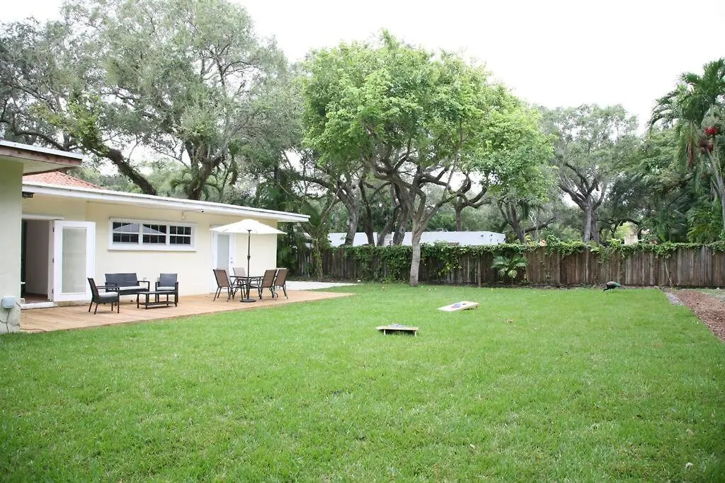 Spacious Tropical Oasis - 1/2 Acre In Heart Of Mia Holiday home Miami