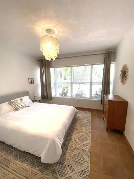 Spacious Tropical Oasis - 1/2 Acre In Heart Of Mia Holiday home *