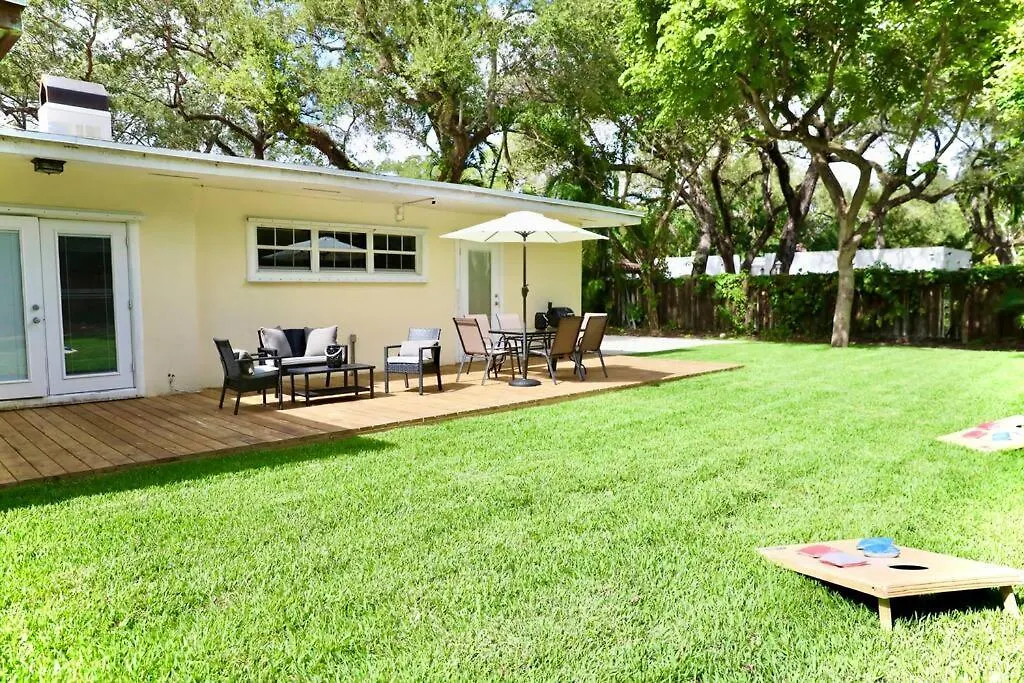 Spacious Tropical Oasis - 1/2 Acre In Heart Of Mia *