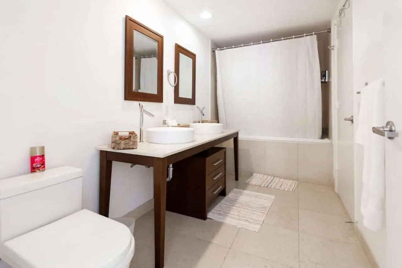 Deluxe Brickell W Pool Gym Views Holiday home Miami