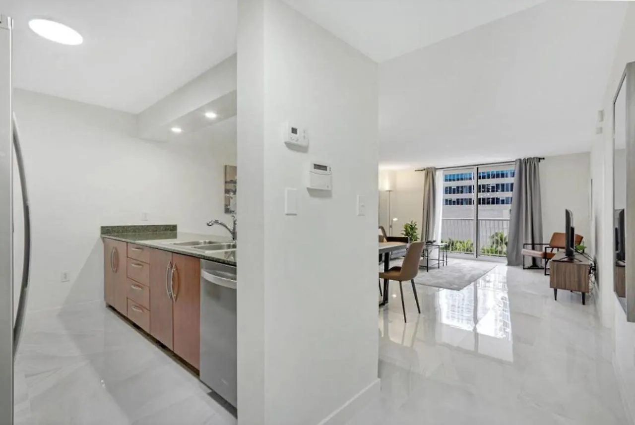 Deluxe 1 Bedroom With Pool, Parking, Balcony And Ocean Views Holiday home *
