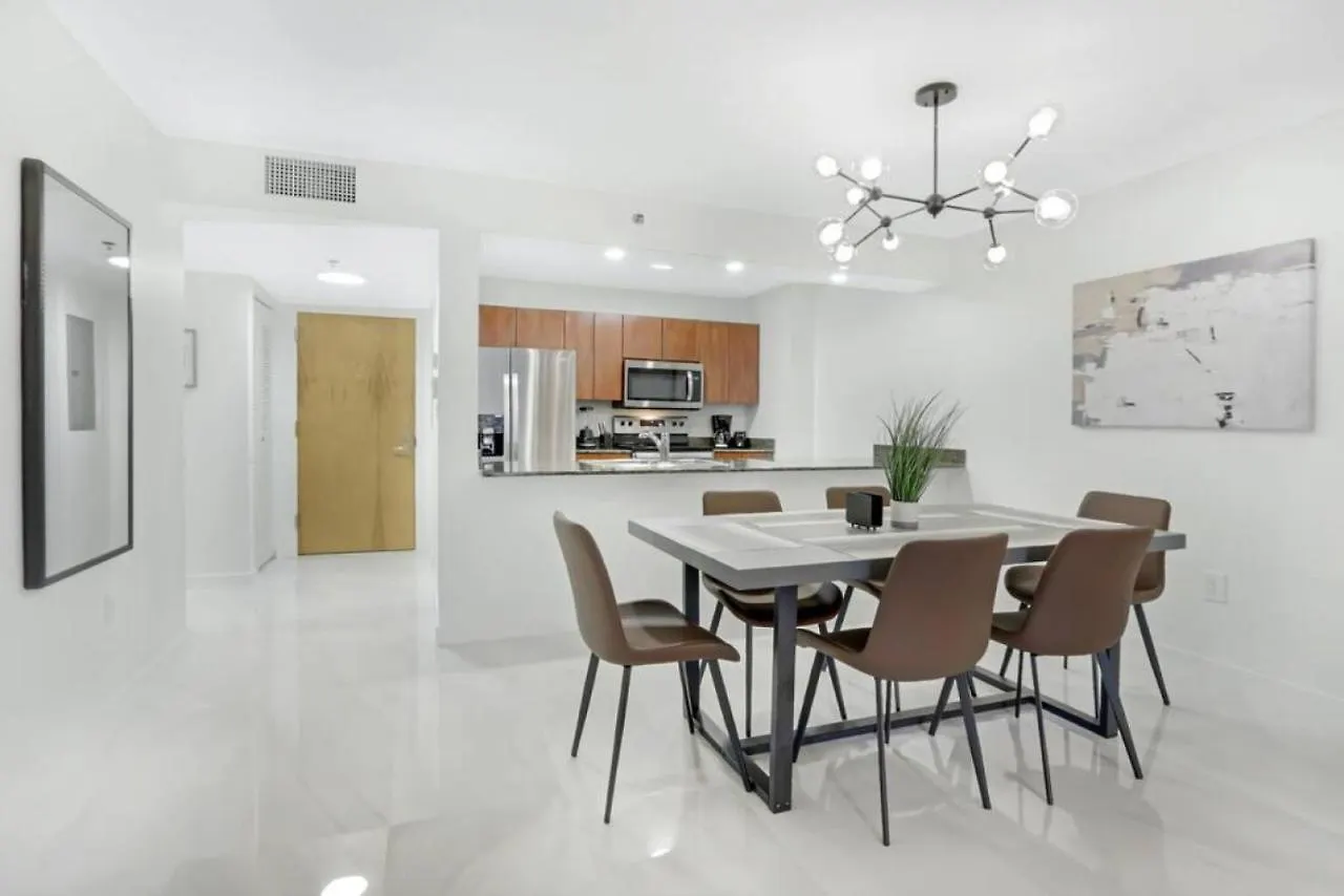 Deluxe 1 Bedroom With Pool, Parking, Balcony And Ocean Views Holiday home Miami
