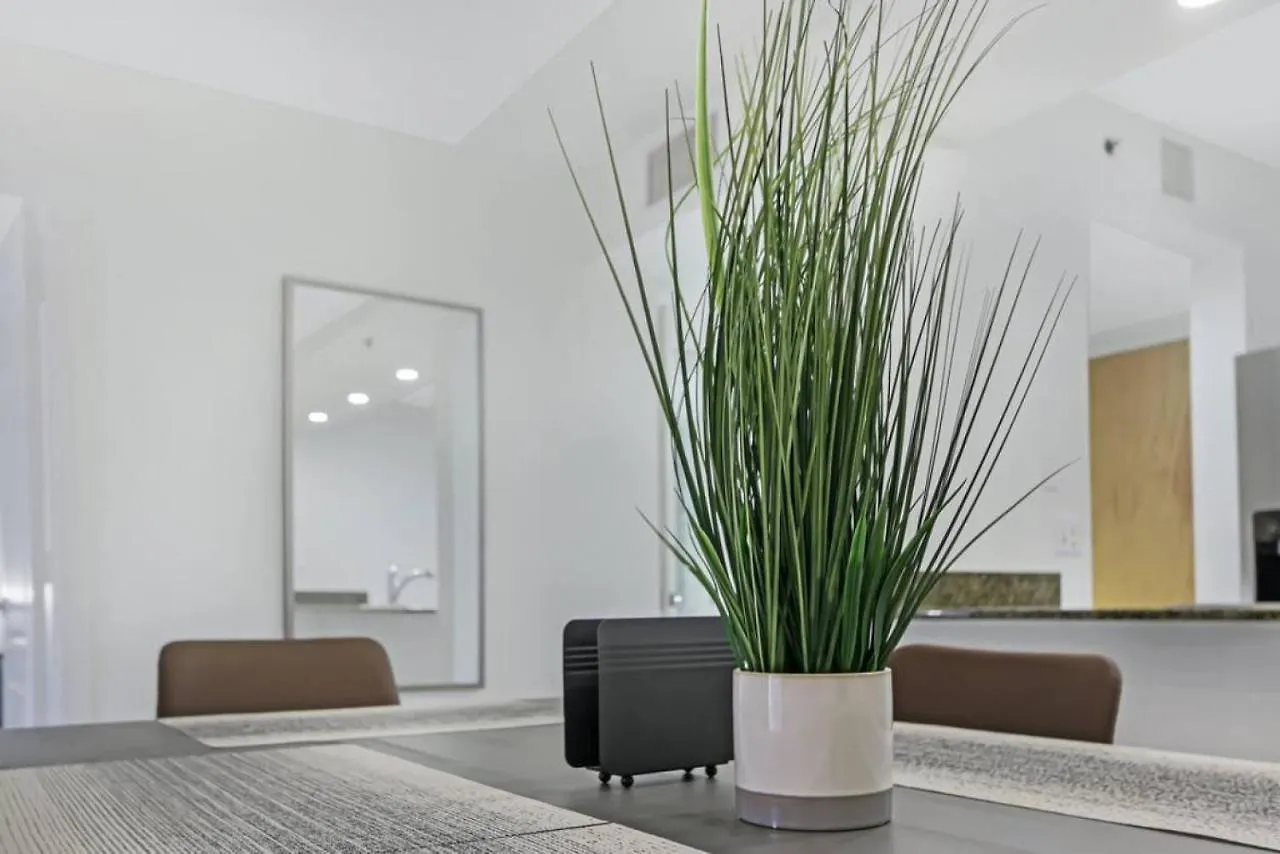 Deluxe 1 Bedroom With Pool, Parking, Balcony And Ocean Views * Miami