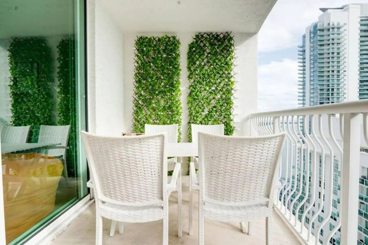 Ocean And Views Lux Brickell Sleeps 4, King Bed