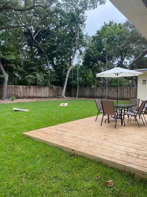 Spacious Tropical Oasis - 1/2 Acre In Heart Of Mia *