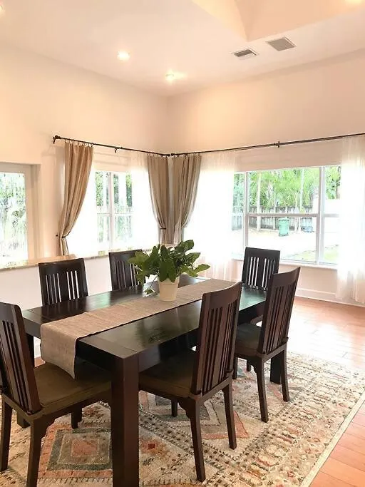 Spacious Tropical Oasis - 1/2 Acre In Heart Of Mia *