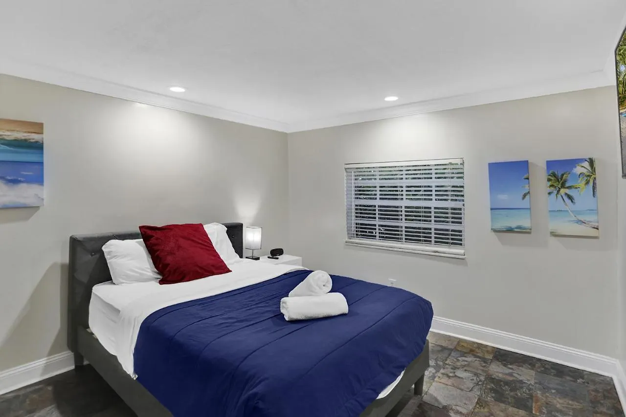 Casa Ria Luxury House & Private Pool Near Aventura Mall Villa