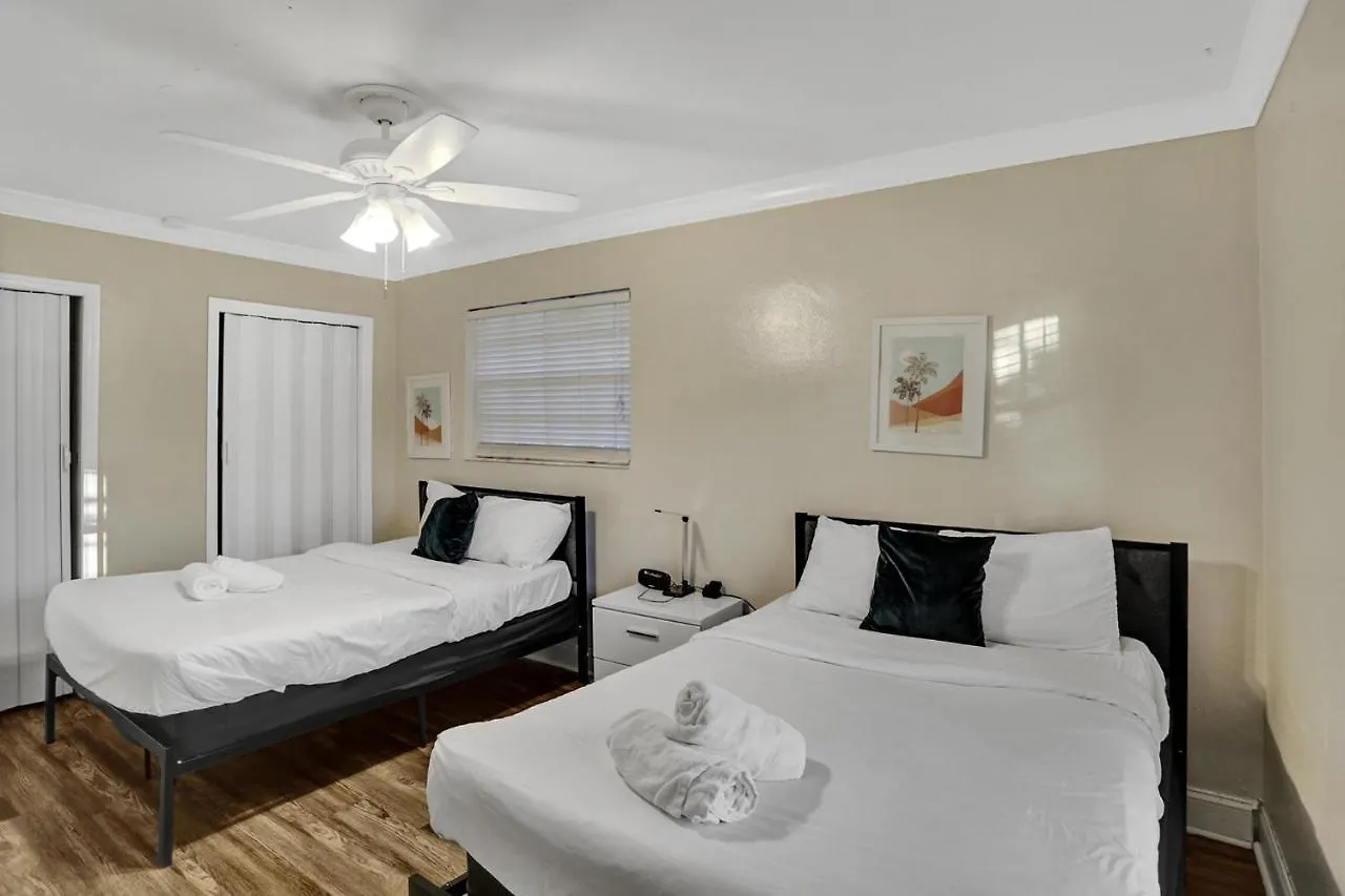 Casa Ria Luxury House & Private Pool Near Aventura Mall Villa