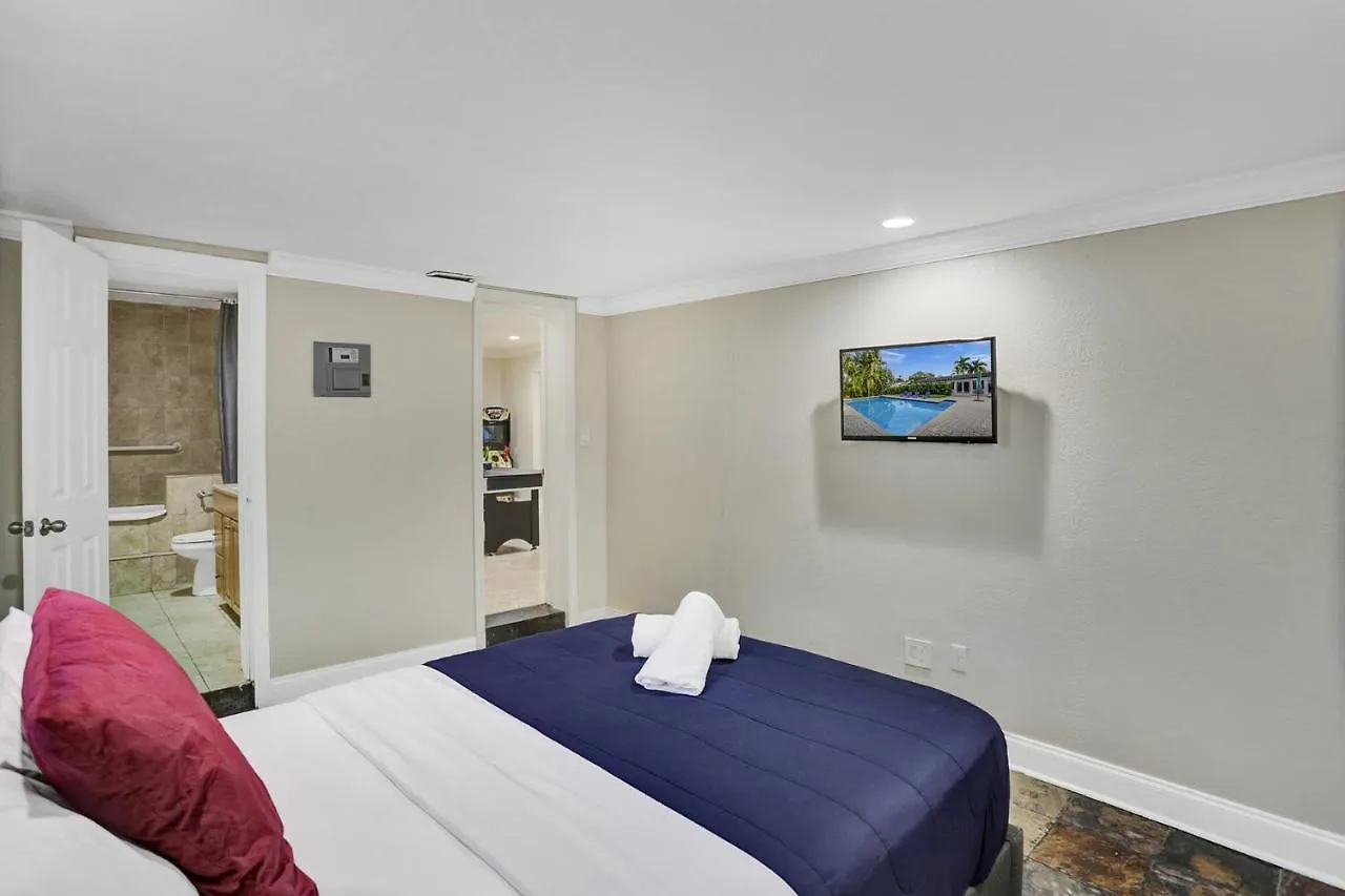 Casa Ria Luxury House & Private Pool Near Aventura Mall Villa