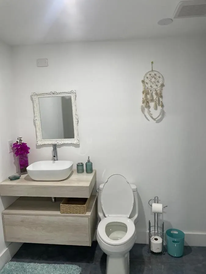 Cozy Triplex Centrally Located Μαϊάμι