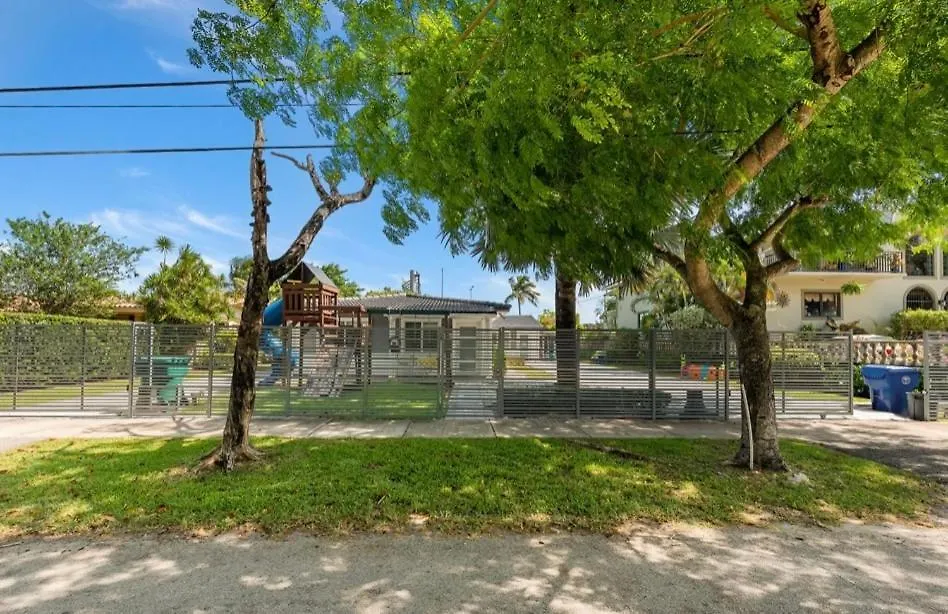 Cozy Triplex Centrally Located Σπίτι διακοπών *