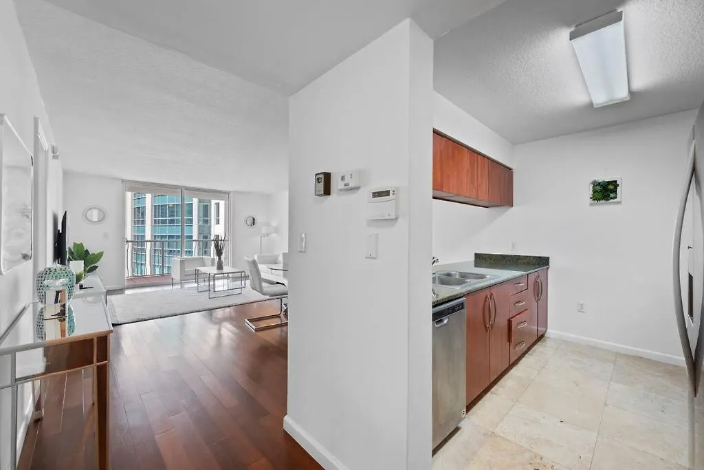 Superb Unit, Centrally Located With Parking Apartment Miami