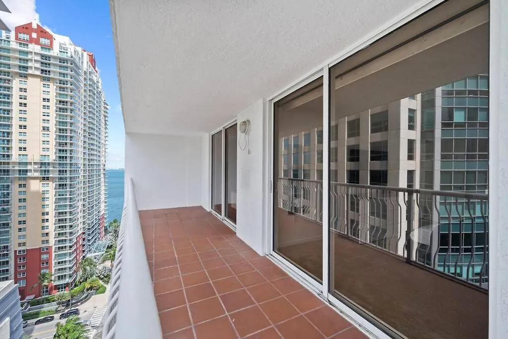 Apartment Superb Unit, Centrally Located With Parking *