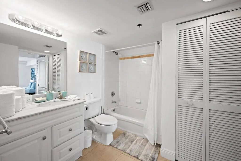 Apartment Superb Unit, Centrally Located With Parking Miami